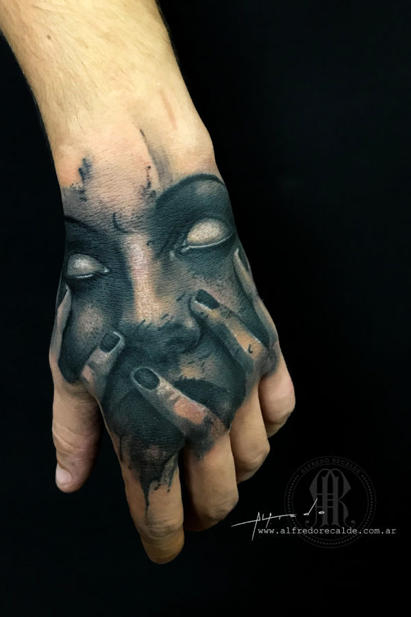 mano tatuada