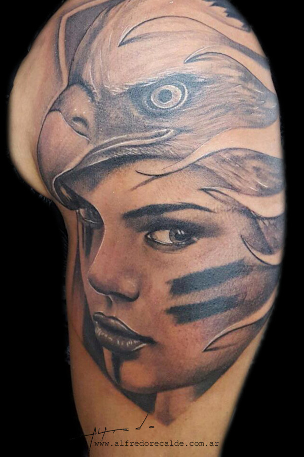 mujer aguila Alessio
